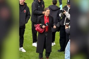 La "Reini" en la cancha previo al partido.