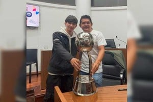 En el Concejo, con la Copa de Campeón.
