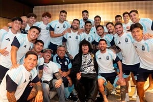 La foto de la Mona con el plantel y Messi.