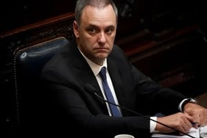 Como dirían en el barrio, Manuel Adorni pone cara de "yo no fui" y sigue adelante, apoyado por Javier Milei.