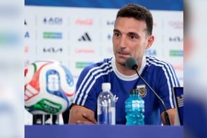 Scaloni brindó una conferencia de prensa antes del debut con Argelia. Foto: AFA.