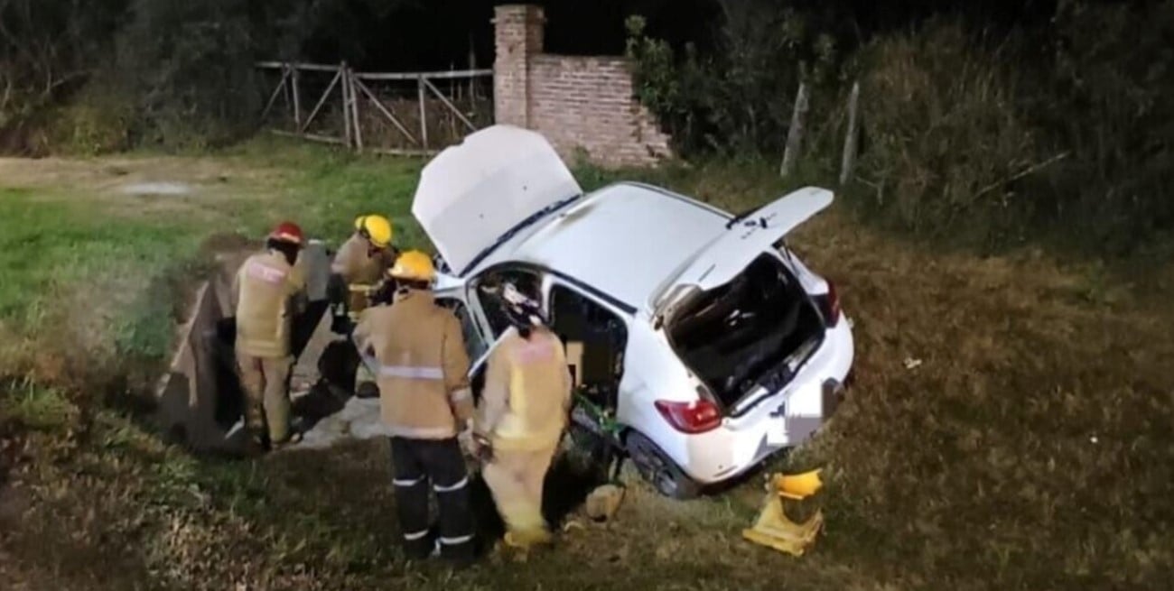 Cargaban un celular en el auto, explotó y terminaron chocando: una mujer sufrió graves quemaduras