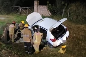 Cargaban un celular en el auto, explotó y terminaron chocando: una mujer sufrió graves quemaduras