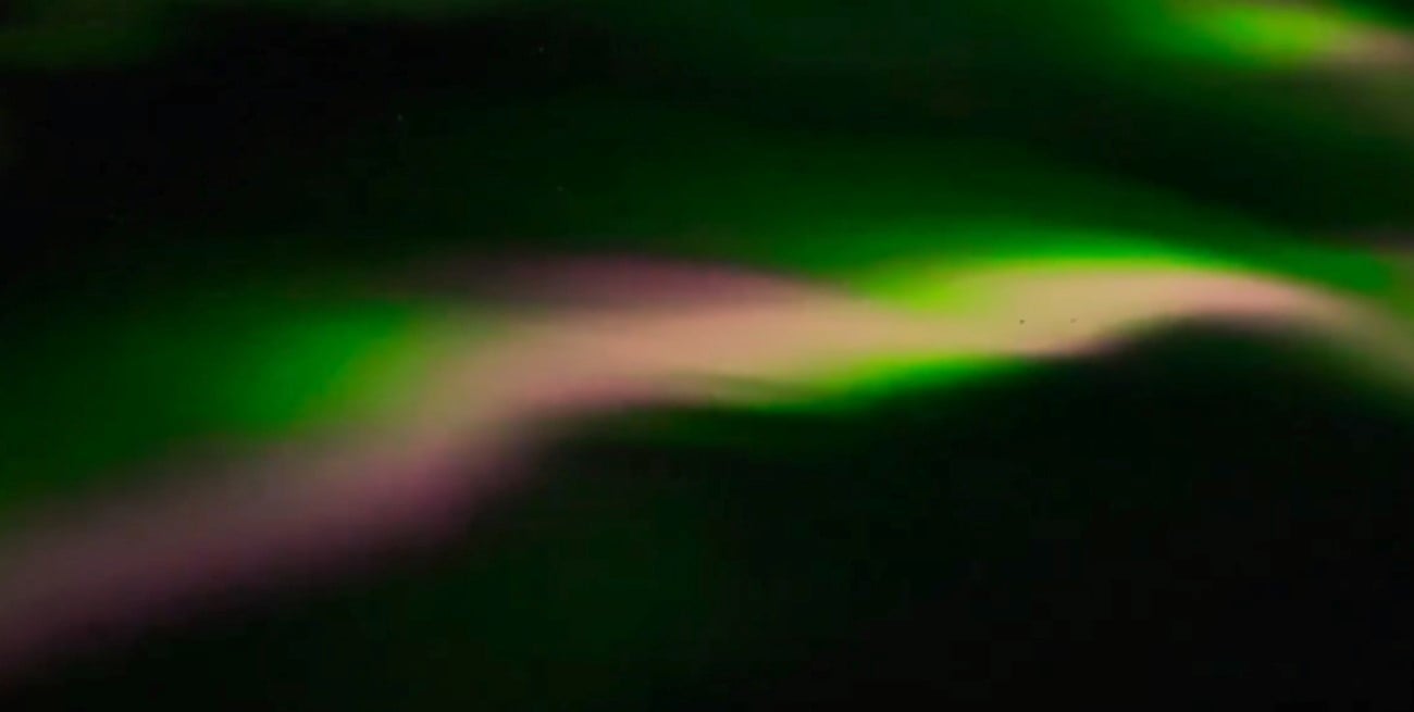 Impactantes auroras australes iluminaron el cielo de la Antártida argentina
