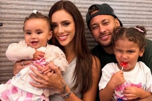 La pareja compartió un video de la revelación de género de su futuro bebé.