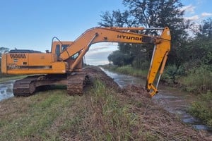 Las intervenciones se realizarán en cinco localidades del departamento 9 de Julio e incluyen limpieza de canales, mejoras en defensas y obras para optimizar el drenaje.