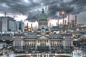 Las grandes inversiones tienen peso específico en las decisiones del Congreso nacional. Imagen generada con inteligencia artificial.