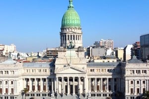 El proyecto de ley que discute el Senado de la Nación que reduce la Zona Fría, y quita sus beneficios a la ciudad de Rosario y el sur provincial, también contiene una suerte de borrón y cuenta nueva para empresas distribuidoras de electricidad. La Epe no tiene números en rojo con Cammesa.