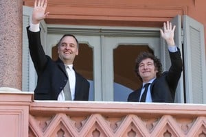 El jefe de Gabinete, Manuel Adorni, junto al presidente de la Nación.
