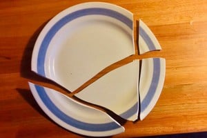 El plato roto es hoy el símbolo del ya no poder comer porque alguien le rompió aquello que se necesita para comer más o menos bien, y todos los días.