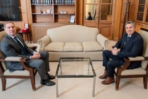 El ministro del Interior busca consolidar apoyos parlamentarios para reformas electorales, dialogando con mandatarios provinciales sobre proyectos clave.