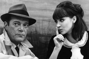 Eddie Constantine y Anna Karina en la película. Foto: Athos Films, Chaumiane, Filmstudio