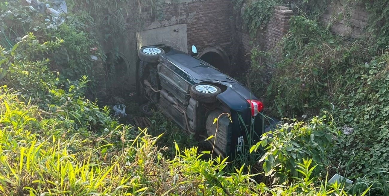 Esquivó una moto, perdió el control de su automóvil y terminó dentro de un zanjón