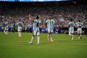Messi festeja una noche soñada. Foto: Fernando Nicola