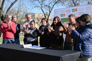 El intendente de Villa Gobernador Gálvez Alberto Ricci y el Ministro de Obras Públicas del gobierno de la provincia de Santa Fe, Lisando Enrico, firmaron un convenio para llevar adelante el “Plan de Plazas” en 5 espacios públicos de la ciudad.