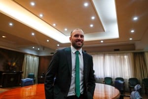 El exministro Guzmán defendió la contratación con Nación Seguros, argumentando que la medida resguardaba al Estado ante riesgos sistémicos y eventos extremos. Foto: REUTERS / Agustin Marcarian.