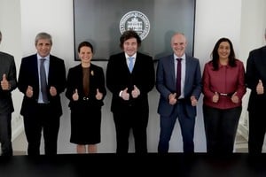 El Presidente Javier Milei, acompañado por el Ministro de Economía, Luis Caputo, y el Canciller, Pablo Quirno, recibió en la Quinta de Olivos a Susana Cordeiro Guerra, Vicepresidente para América Latina y el Caribe del Banco Mundial. Crédito: Oficina del Presidente