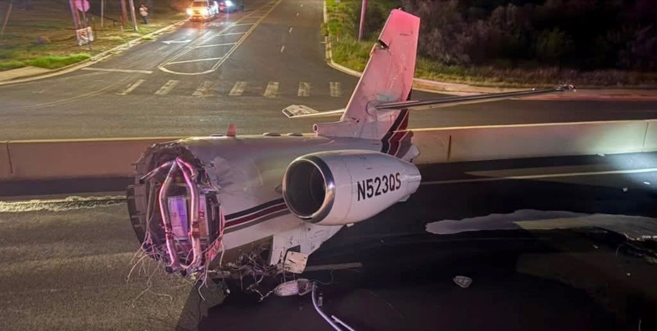 Video: un muerto tras la caída de una avioneta sobre una autopista en Texas