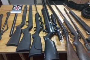 Parte de los elementos secuestrados durante el allanamiento. Foto: PDI