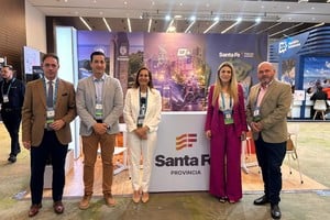 Matías Tomati, presidente del Bureau de Eventos de Santa Fe; Franco Arone, director de Turismo de la Provincia, Marcela Aeberhard, secretaria de Turismo de la Provincia; Alejandra Mattheus, secretaria de Turismo y Deporte de Rosario y  Gustavo Curto, presidente del Bureau de Rosario.
