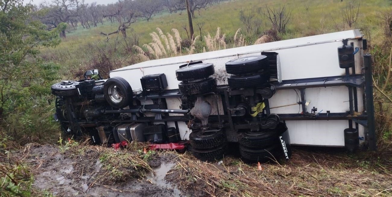 Dos muertos tras un brutal choque entre un auto y un camión cerca de Berna