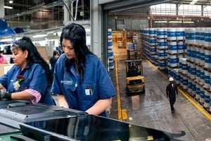 El récord de exportaciones argentinas revela un crecimiento en sectores energéticos y agrícolas, pero la caída en importaciones sugiere una economía en transformación.