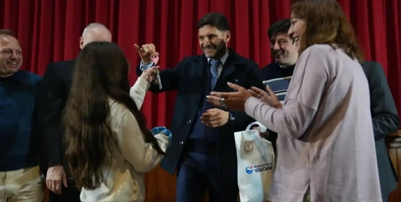 Pullaro entregó viviendas: “En Santa Fe llevamos dos años con récord de inversión pública”