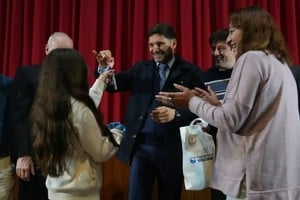 Entrega en mano. El gobernador participó del emotivo acto en Villa Cañás. Foto: GSF.