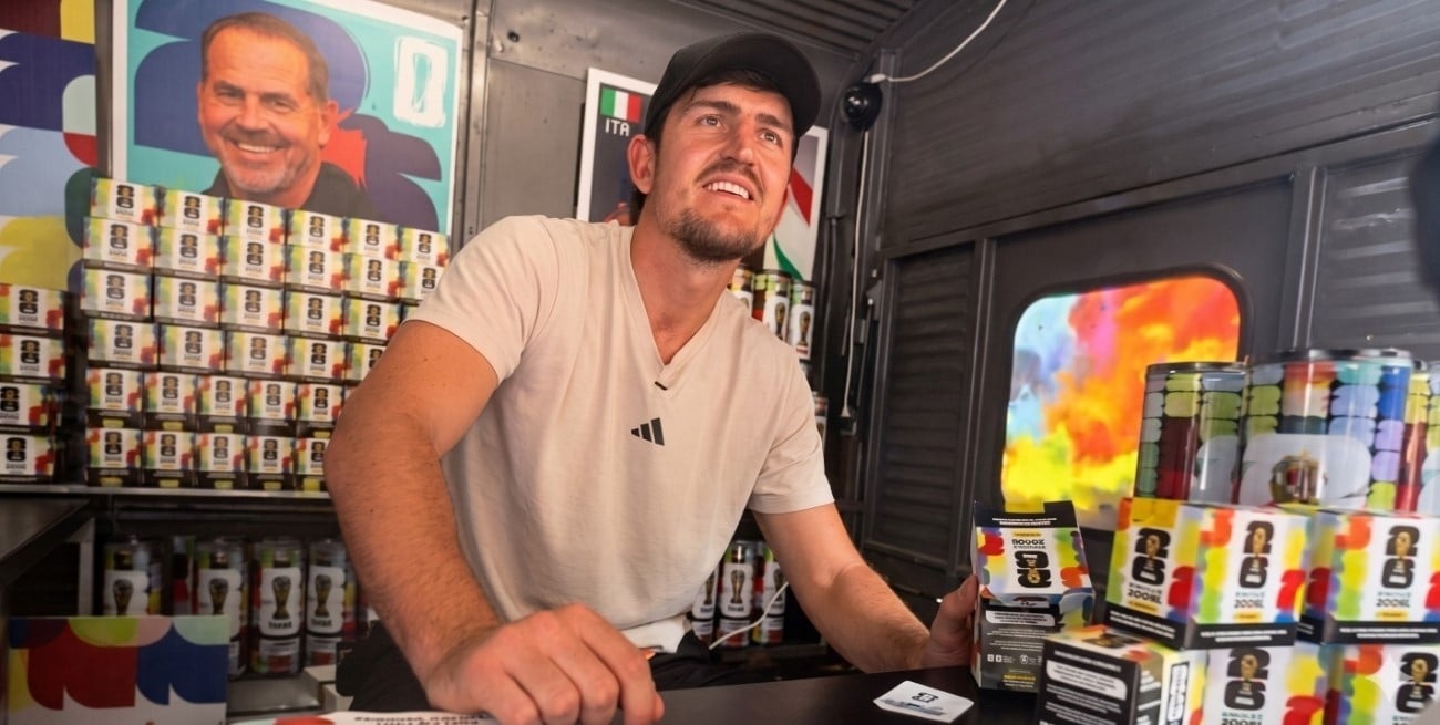 Harry Maguire sorprendió en Nueva York: vendió sobres de figuritas entre los hinchas