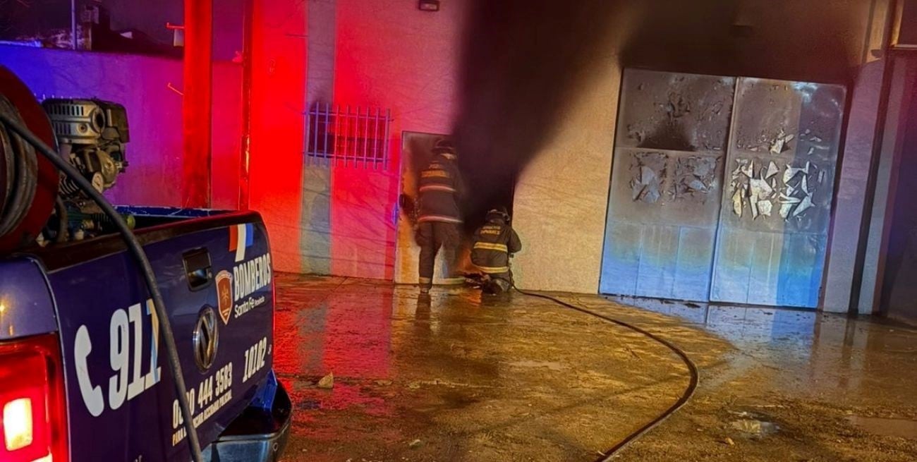 Voraz incendio destruyó un depósito de autopartes en Santo Tomé