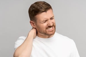 El dolor cervical matutino es una de las consultas más habituales en medicina general y traumatología.