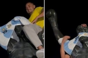 La estatua de Rocky Balboa volvió a ser protagonista de una superstición mundialista.