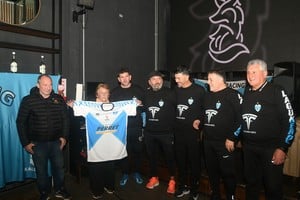 Así luce la camiseta de C. Racing. Gervasoni, Salemi y todo el cuerpo técnico. Foto: Manuel Fabatía