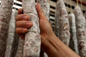 Recomendaron evitar el consumo de carnes crudas y comer choripán en puestos no habilitados.