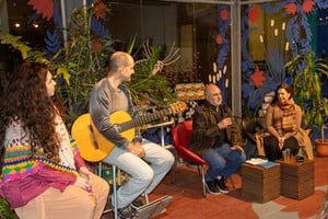 Mosso presentando su libro de cuentos junto a la autora de la nota; a la izquierda, Cintia Bertolino y Franco Bongioanni, quienes musicalizaron la velada. Foto: Gentileza Emilia Mosso
