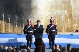 Frente al Monumento a la Bandera renovado a nuevo por la provincia, tras la suspensión de pagos por parte de la Nación, el presidente Javier Milei estuvo en la ciudad de Rosario.