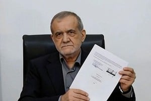 Masud Pezeshkian, presidente de Irán, muestra una copia del memorando de entendimiento con Estados Unidos.