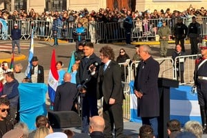 El acto se realiaza frente al Monumento a la Bandera, finalizado con fondos provinciales tras obras iniciadas por Nación.