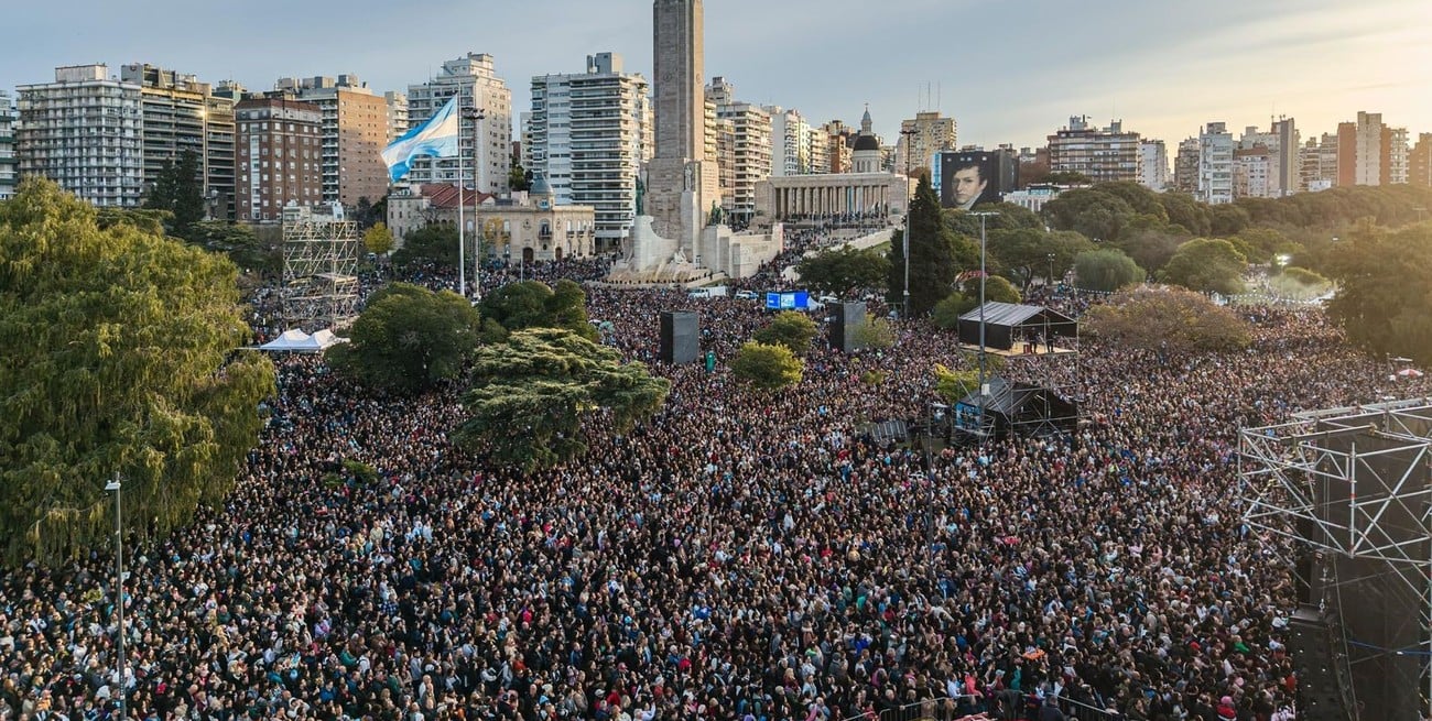 Más de 350 mil personas celebraron el Día de la Bandera frente al Monumento restaurado
