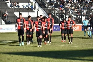 La desazón de los jugadores tras el final del partido. Foto: Ariel Meza