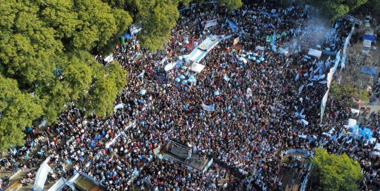 Realizaron un banderazo en Parque Lezama para exigir la liberación de Cristina Kirchner