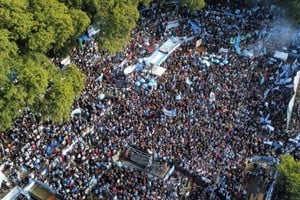 Una multitud de militantes se reunió en Parque Lezama para realizar un banderazo exigiendo la liberación de la expresidenta Cristina Fernández de Kirchner.