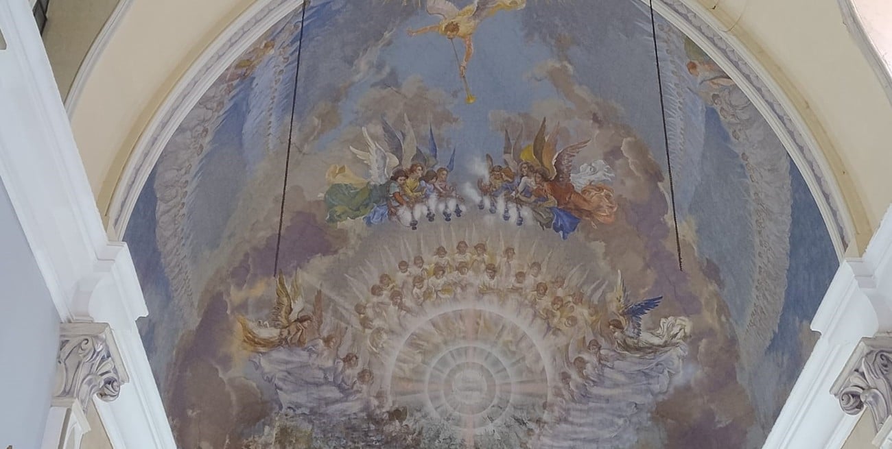 Urge restaurar la pintura absidal
de Marinaro en las Adoratrices