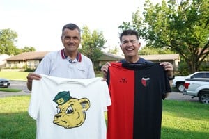 El Litoral y Aaron en Dallas. Aaron, con la camiseta de Colón que le regaló Hernán Suárez y que El Litoral se encargó de llevársela. Y nosotros con la remera de la Universidad a la que asistía Aaron en aquel 1994