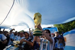 La copa del mundo gigante que hizo construir un boliviano de Santa Cruz de la Sierra, fanático de Messi y de la selección