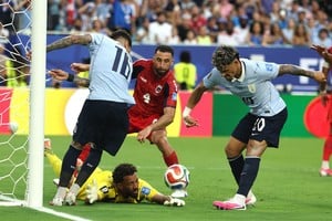 Maximiliano Araújo (d), de Uruguay, dispara el balón durante el partido ante Cabo Verde.
