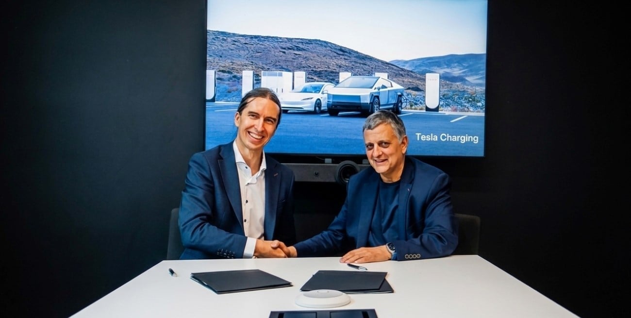 YPF avanzó en un acuerdo con Tesla para negociar terminales de carga para vehículos autónomos