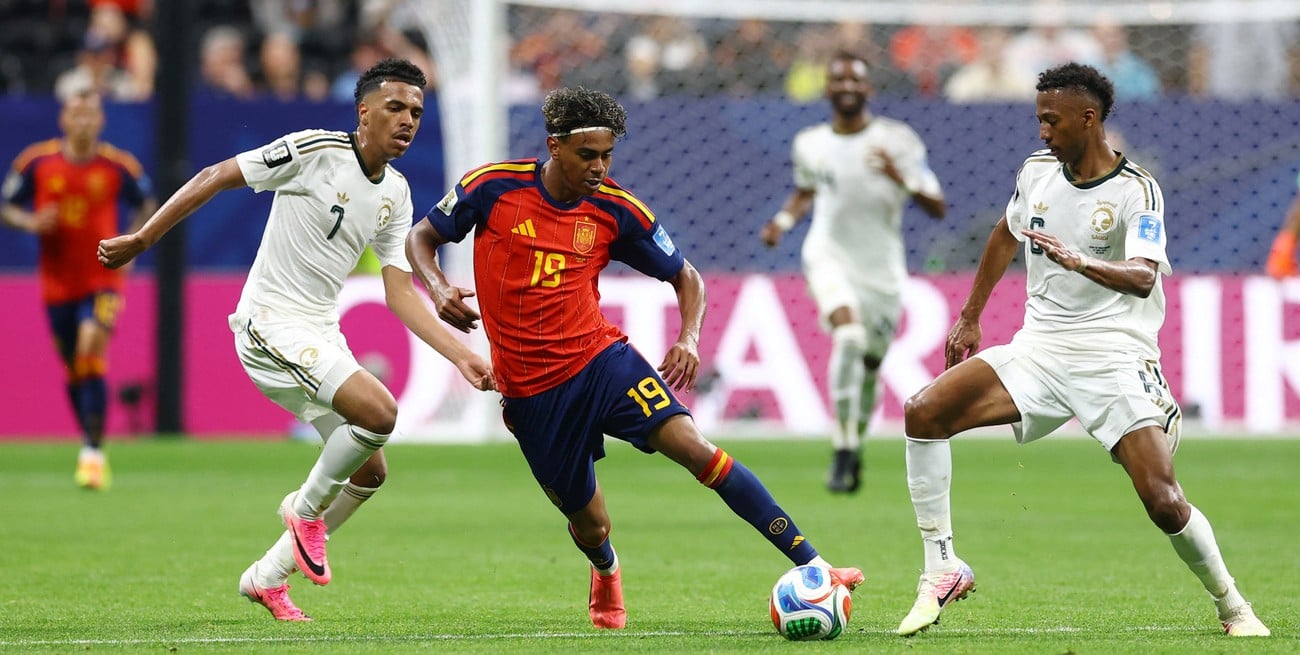 España goleó 4 a 0 a Arabia por el grupo G