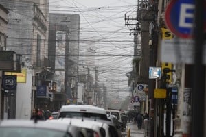 El cablerío ensombrece, con la niebla, una calle cualquiera. Foto: Archivo Mauricio Garín