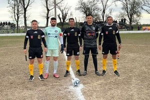 Los capitanes y las autoridades, en la previa del partido. Foto: Pablo Busso.